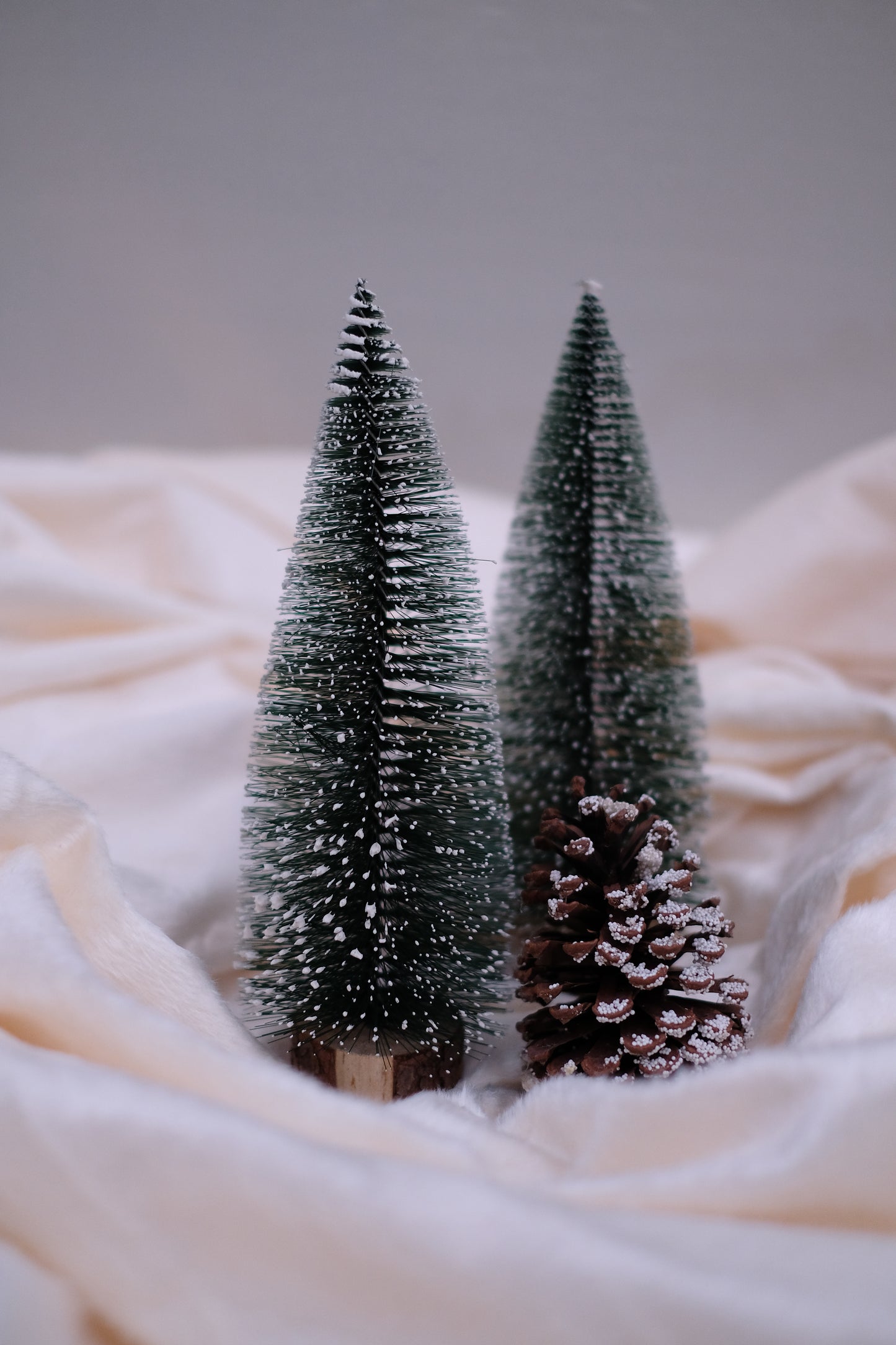SWEN JANE tabletop christmas tree with frosting and woodden base, pack of 3