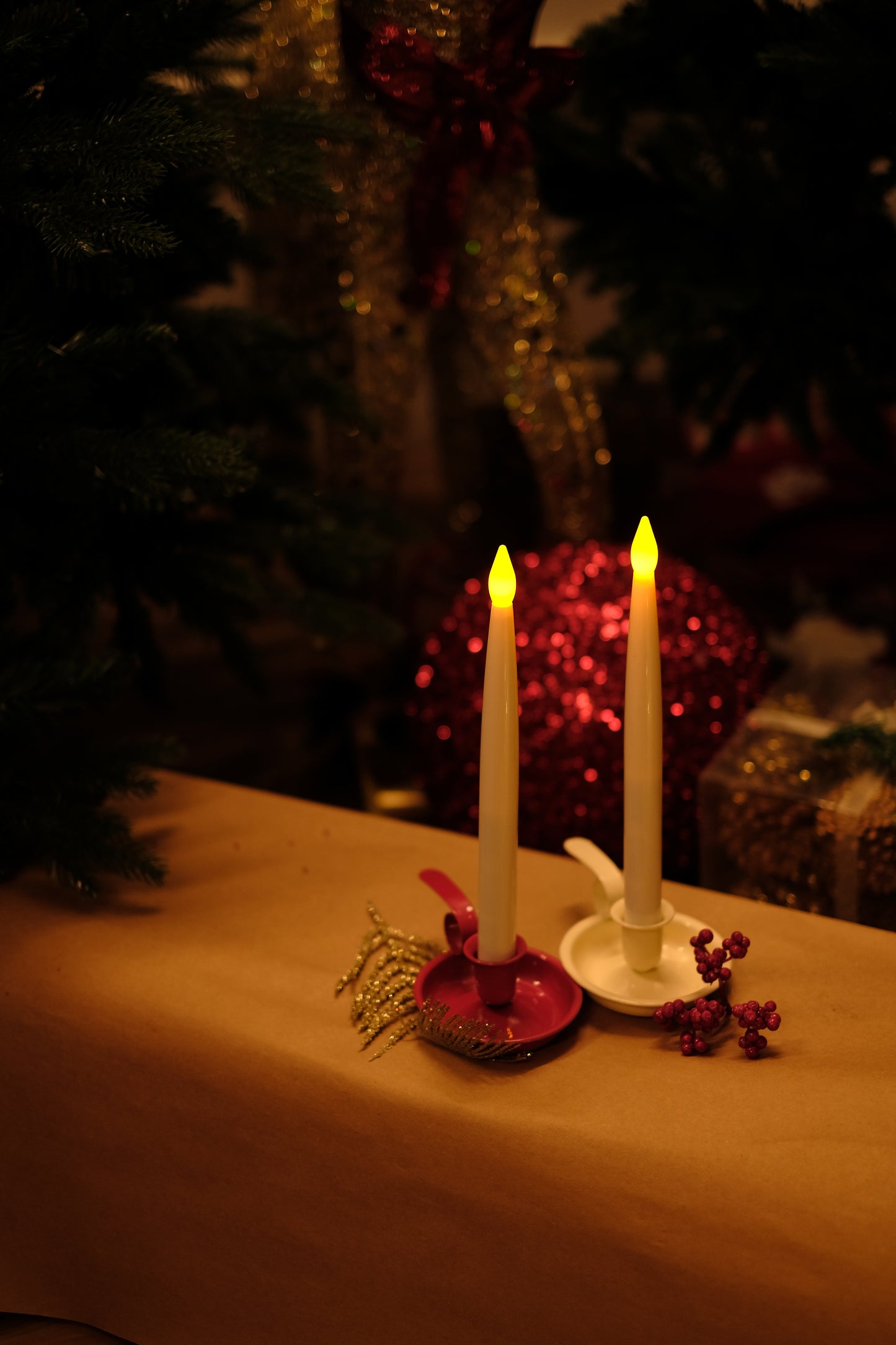 ELINE by SWEN, pack of 2 red and white saucer style metal candle holders with loop handle