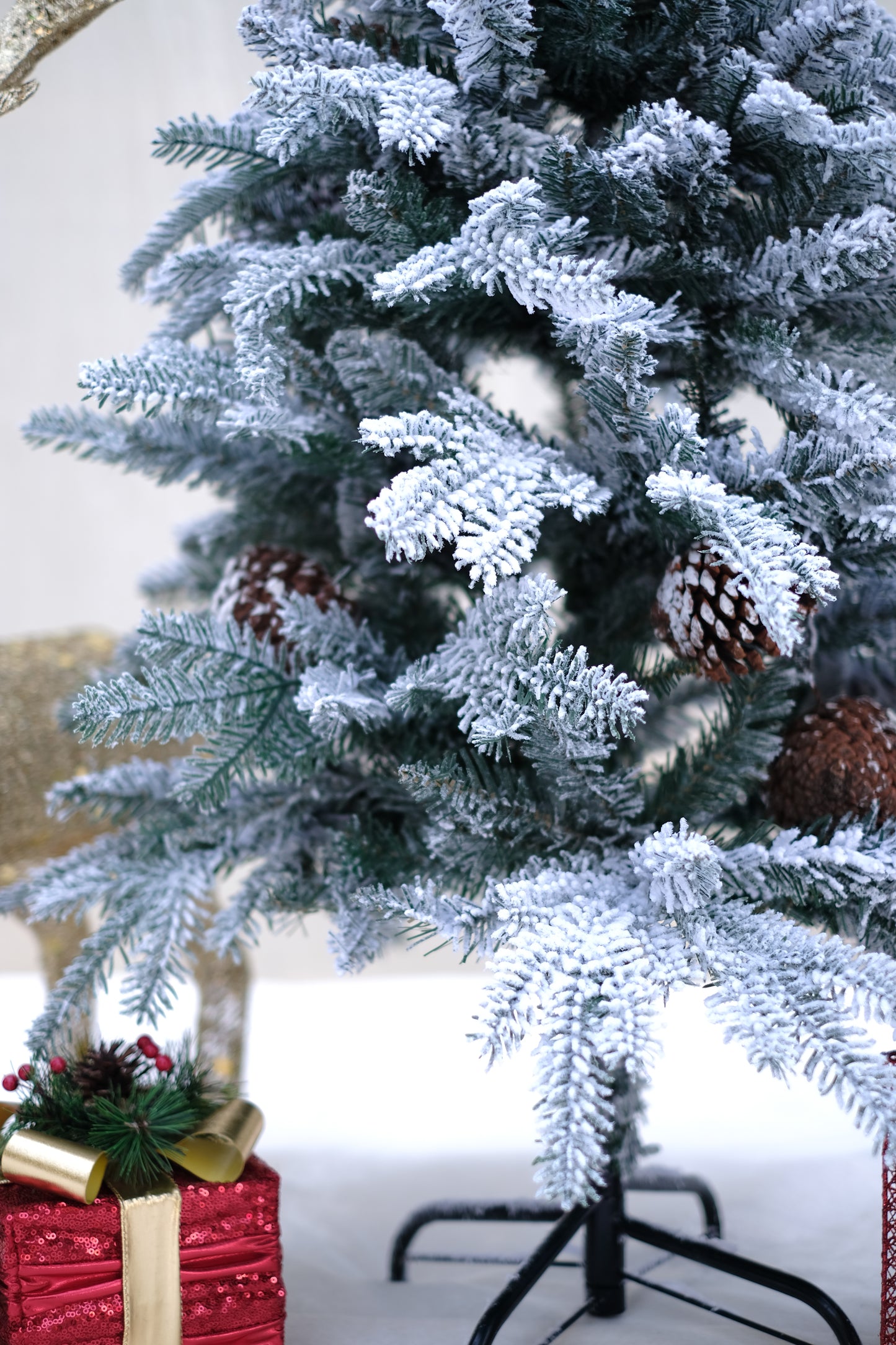 SWEN 4 feet EATON christmas tree with frosting and pine cones