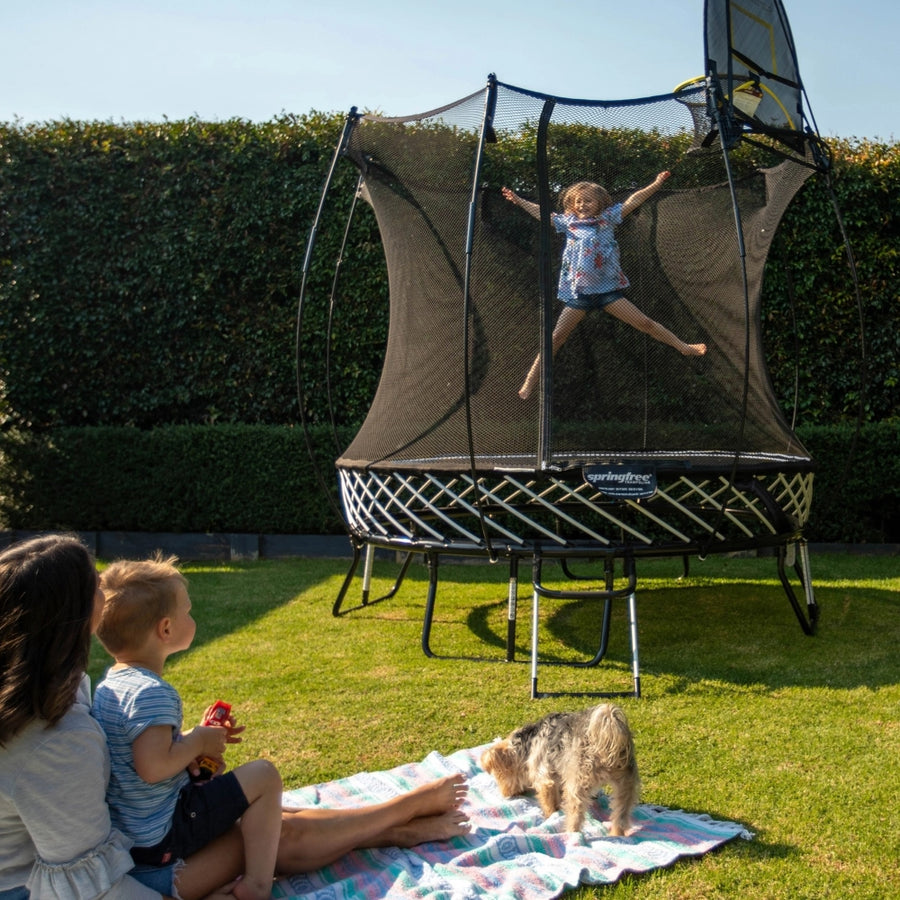 Springfree Compact Round Trampoline With Enclosure and with Flex R Hoop Basket Ball
